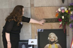 Fans de la actriz la recordaron en actos independientes en su cripta